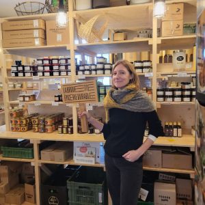 Nous sommes ravi.e.s de vous présenter Delphine Poulet, la nouvelle gérante de l'épicerie depuis décembre 2023. Bienvenue à elle et merci de rejoindre l'aventure.
Pour en savoir plus sur son parcours, elle se présente ici.